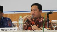 Sekretaris Komisi E DPRD Jateng Hasan Asy'Ari sedang memimpin seminar Komisi E dalam rangka menyusun Raperda Penempatan dan Perlindungan Tenaga Kerja Indonesia (TKI) di RM Kebun Raja Jalan Soekarno Hatta Ungaran, baru baru ini.