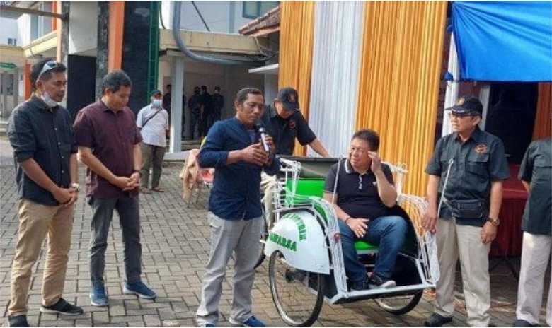 Paguyuban Tukang Becak Salatiga Mendapat Bantuan Becak Listrik