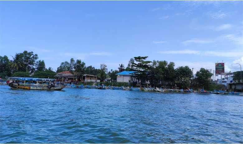 Perahu Pantai Logending