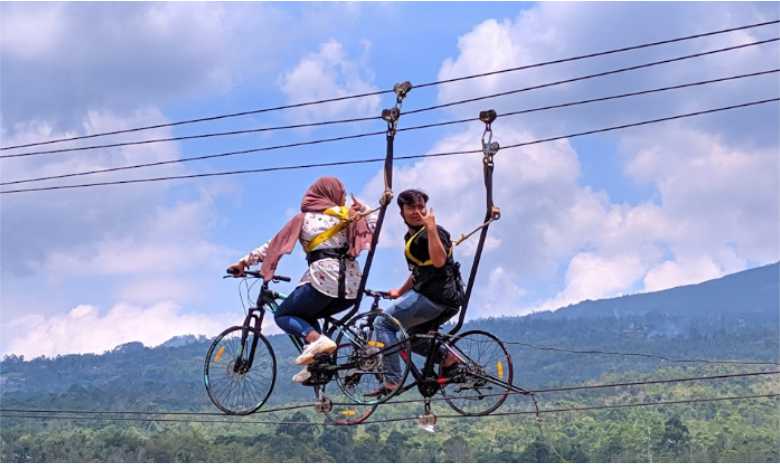 Wahana Sepeda Gantung di Tangkeban Hill Pemalang