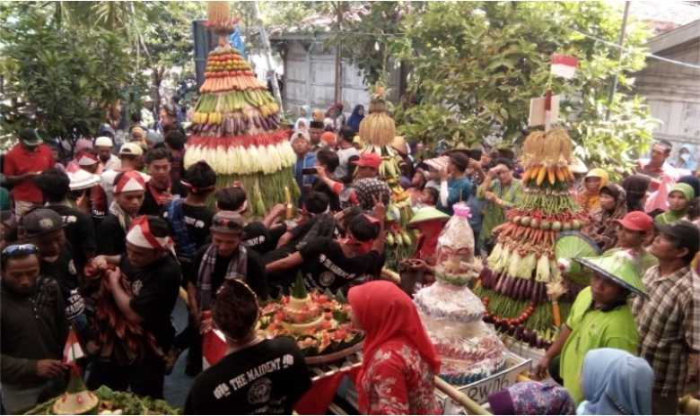 Tradisi Tawur Sego, Saling Lempar Nasi Sebagai Wujud Syukur Panen Berlimpah