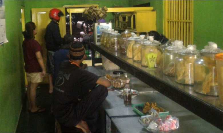 Suasana Warung Kupat Tahu Peturunan