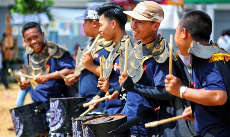 Drumblek Salatiga, Marching Band Lokal Dengan Peralatan Musik Dari Barang Bekas