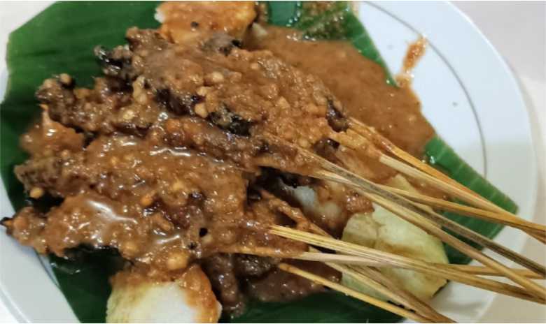 Sate Sapi Suruh Salatiga, Satenya Empuk Dipadu Dengan Bumbu Kacang Yang Gurih