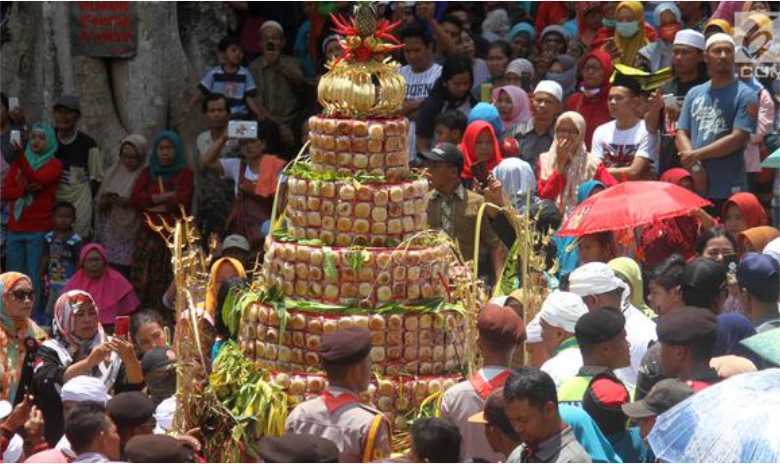 Tradisi Yaqowiyu Klaten, Bagi-bagi Kue Apem dan Doa Permohonan Keselamatan