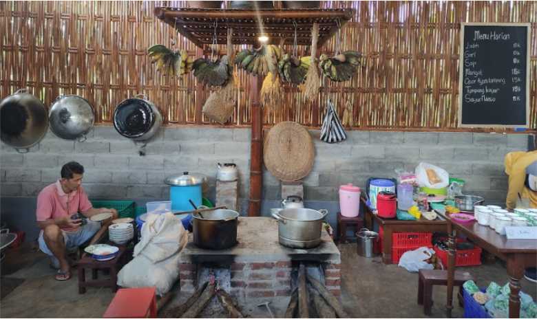 Pawon Tandhuk Mbak Mung Salatiga, Menikmati Kuliner Tradisional Serasa di Dapur Simbok