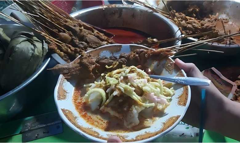 Kupat Sableng Brebes, Perpaduan Gurih Pedas dengan Kelezatan Sate Blengong