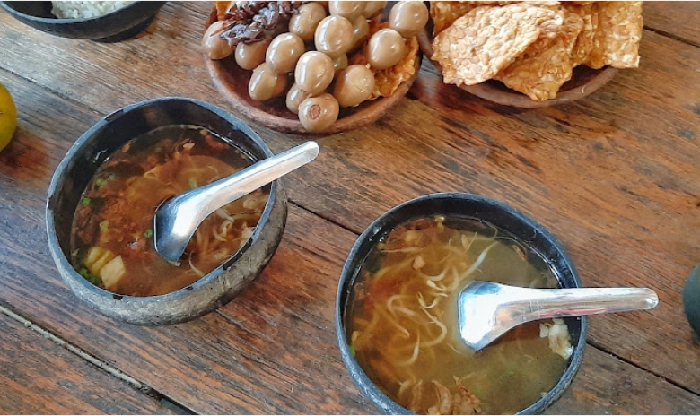 Soto Bathok Mbah Karto, Menikmati Sensasi Soto dalam Tempurung Kelapa