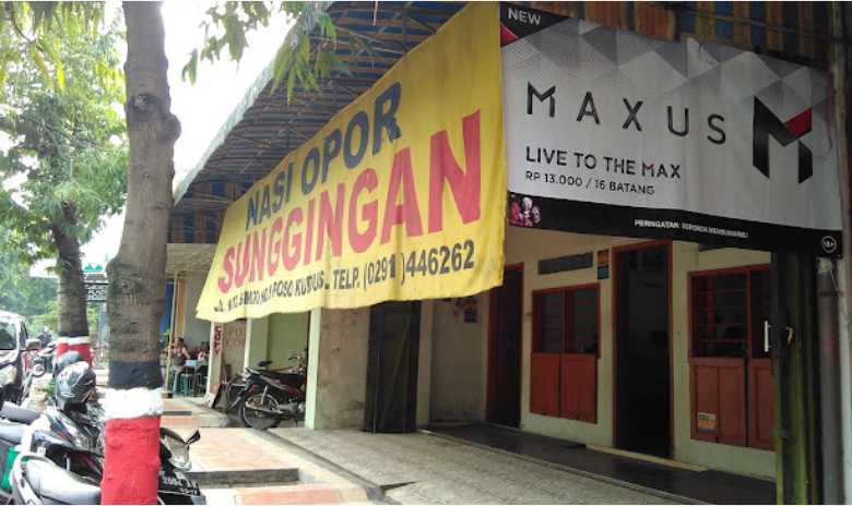 Warung Nasi Opor Sunggingan Kudus telah ada sejak tahun 1960-an