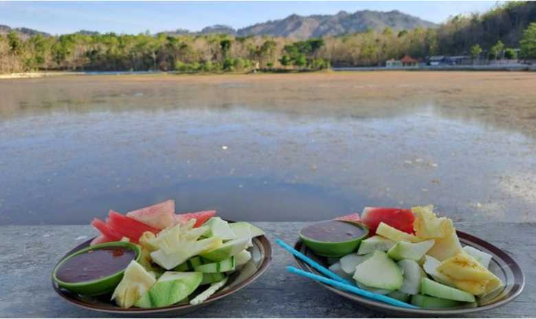 Warung Lotis Mbah Sumi, Menikmati Kelezatan Lotis dengan Pemandangan Telaga Rowo Batuwarno Wonogiri