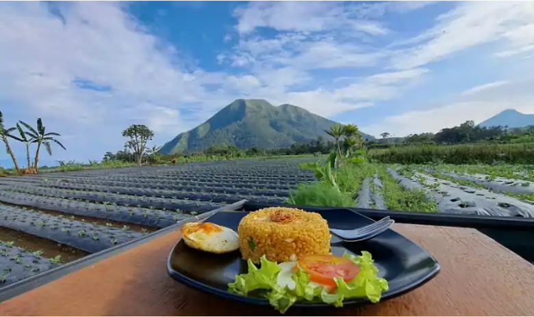 Momen Spesial Minum Kopi Sambil Lihat Rusa di Kafé Senja Pagi Magelang